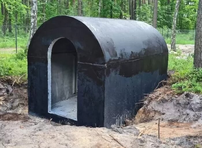 Betonový zahradní sklípek zapuštěný do země na pozemku klienta v 