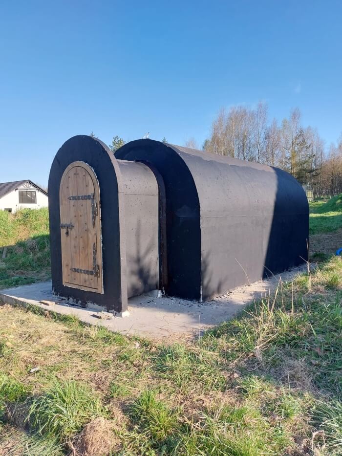 Hotový zahradní sklípek s předsíní, nainstalovaný na pozemku klienta v 